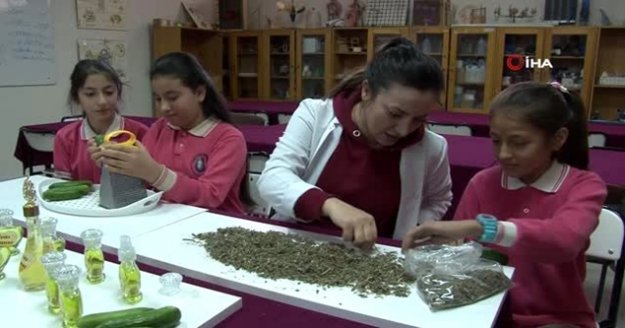 Öğrenciler salatalıktan ürettikleri kokuyu Alanya'da tanıtacaklar