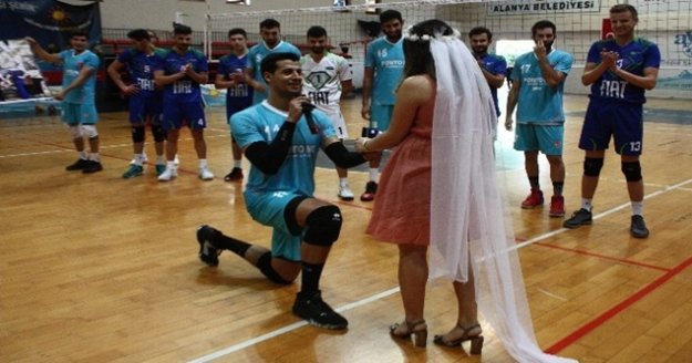 Sahada diz çöküp, hayatının transferini yaptı