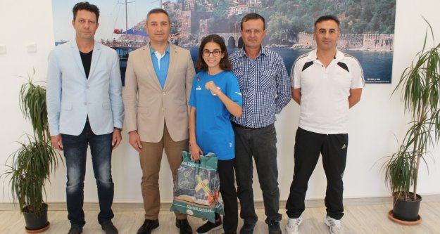 Şampiyon sporcuya altın taktı