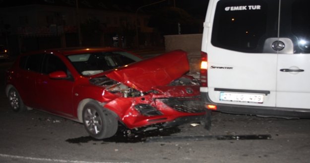 Tur minibüsüyle otomobil çarpıştı: 3 yaralı