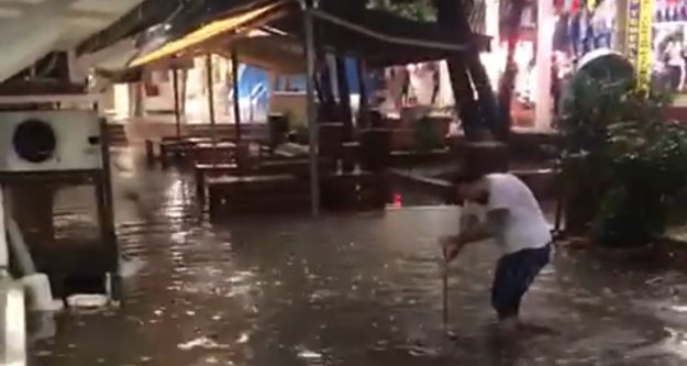Yağmur Alanya'da hayatı felç etti