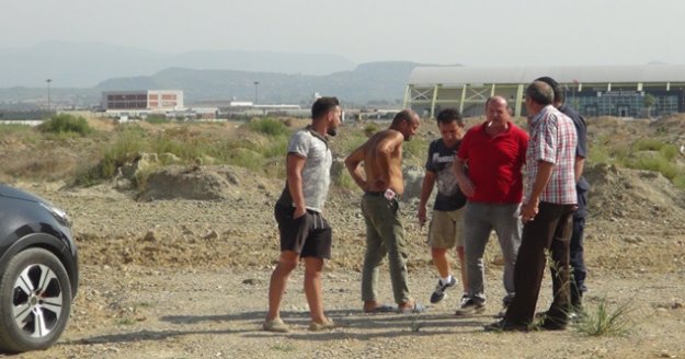 Yoldan çıkan uçağın pilotu: "Hava akımıyla uçak yolun soluna savruldu ve ağaçlara çarparak durdu"