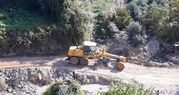 Alanya Belediyesi bozulan yolları onarıyor