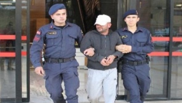 Alanya'da 4 yıl 8 ay hapis cezasıyla aranan cezaevi firarisi yakalandı