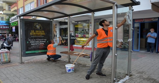 Alanya'da otobüs duraklarında temizlik çalışması