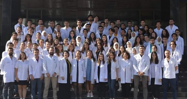 ALKÜ'de hekim adayları beyaz önlük giydi