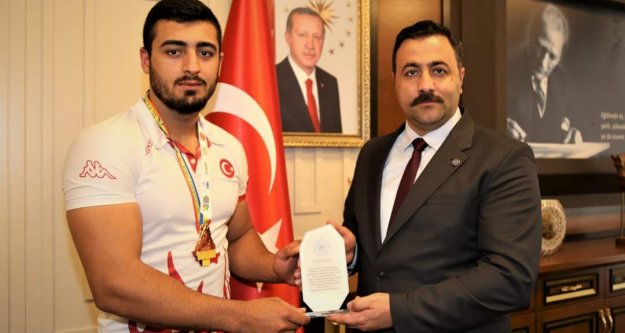 ALKÜ'lü milli sporcu başarısını rektör Kalan'la paylaştı