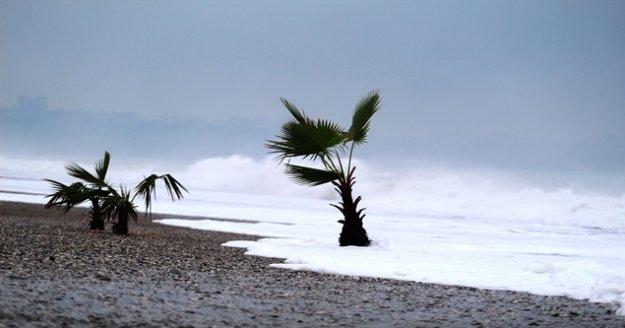 Antalya'da fırtına dev dalgalar oluşturdu