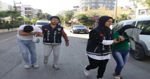 Avlarını fotoğraflayarak belirleyen kapkaç zanlıları özel ekiple yakalandı