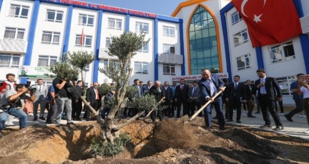 Bakan Çavuşoğlu Alanya'da 'Geleceğe Nefes' için ağaç dikti