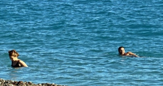 Bu kez serinlemek için değil ısınmak için denize girdiler