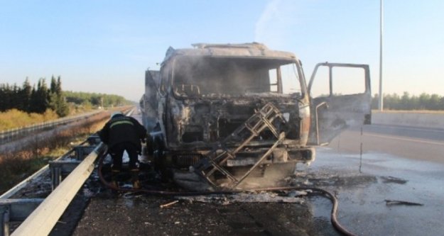 Cayır cayır yanan tır bu hale geldi