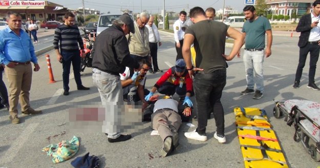 Kasksız motosiklet sürücüsü ölümden döndü