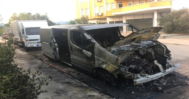 Kundakçı minibüse benzin döküp yaktı