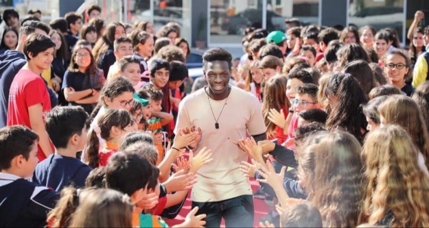 Öğrencilerden lider Alanyaspor'a sevgi seli