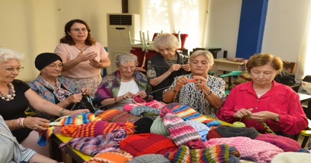 Yaşlılar örüyor köy okulundaki minikler ısınıyor