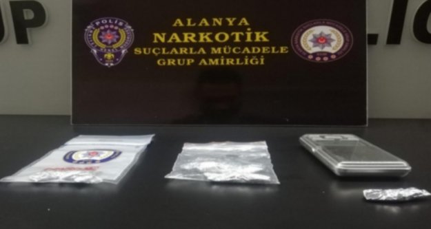 Alanya'da genç kızın evine uyuşturucu baskını