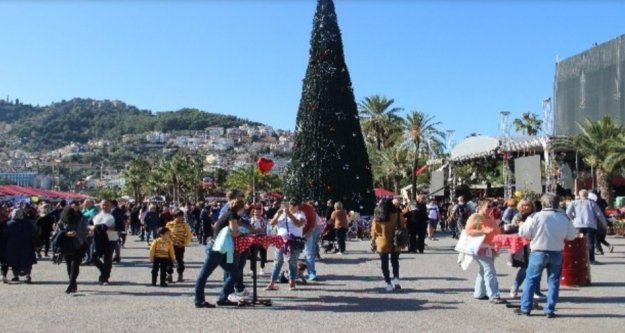 Alanya'da kurulan Noel Pazarı'na yoğun ilgi
