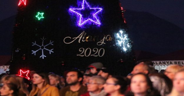 Alanya'da Noel Pazarı 10'uncu yılını kutladı
