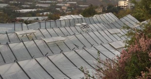 Alanya'da rüzgar seraları parçaladı