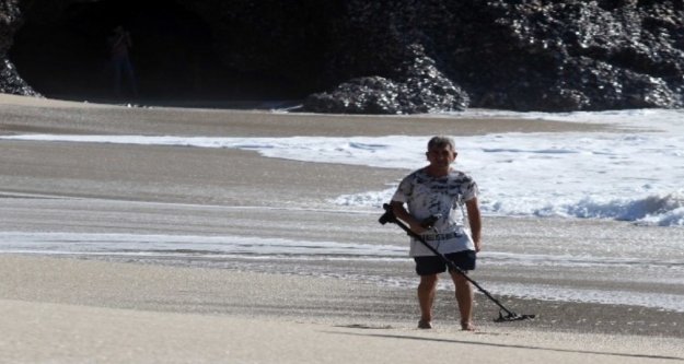 Alanya plajlarında define avcıları işbaşında