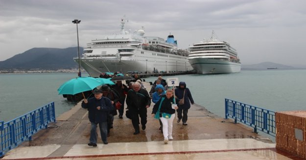 Alanya'ya bir günde iki lüks gemiyle 2 bin turist geldi