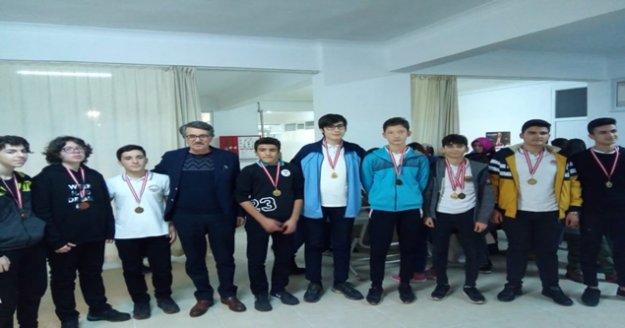 Alanyalı öğrenciler Satranç turnuvasında yarıştılar