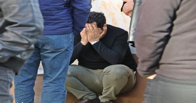 Annesinin pencereden düşüp öldüğünü duyunca sinir krizi geçirdi