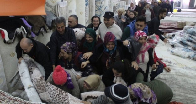 Bedava halı ve paspas için birbirini ezdiler