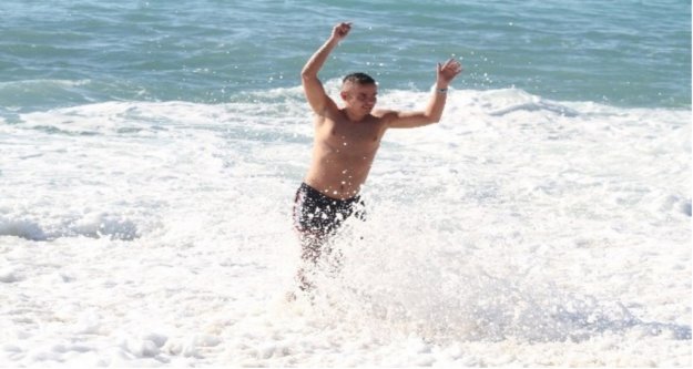 Doğuda kar, Alanya'da deniz keyfi