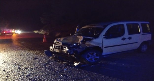 Islak zeminde kayan araçlar çarpıştı: 3 yaralı