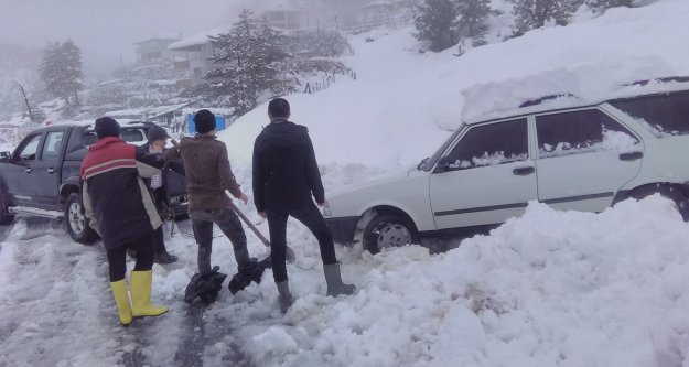 Kar yağışı nedeniyle kapanan yollar açılıyor