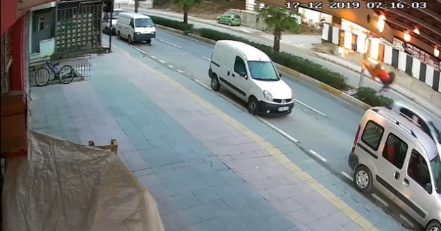 Minibüse yetişmek isterken ölümden döndü