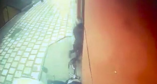 Otomobil açık öğretim ofisine daldı; 1 ölü, 2 yaralı var