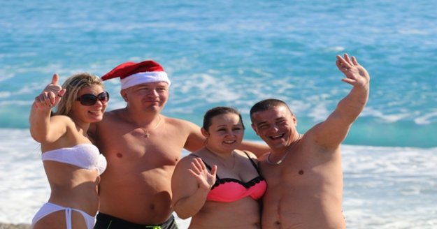 Rus turistlerin Noel Baba şapkasıyla deniz eğlencesi!