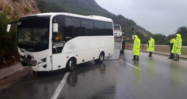 Servis minibüsü kaza yaptı: 13 yaralı var