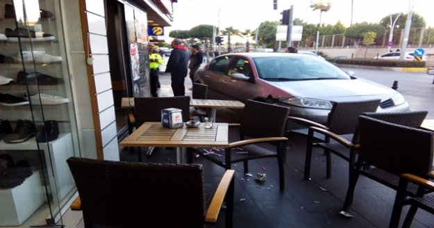 Simitçi dükkanına dalan otomobilden dakikalarla kurtuldular