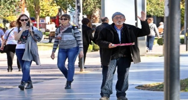 Sokakta yaktığı ağıtlar herkesin yüreğini dağlıyor