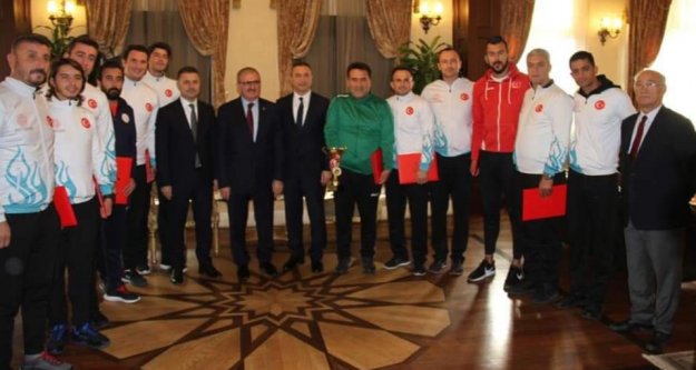 Vali, Türkiye şampiyonu olan Alanyalı öğretmenleri ağırladı