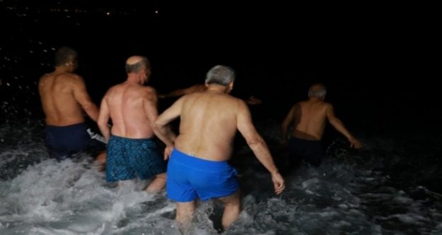 2020'yi denizde yüzerek karşıladılar