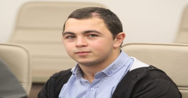 20 yaşındaki genç beyin piliyle titremelerinden kurtuldu