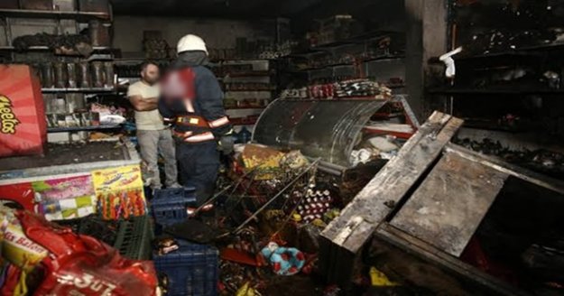 Alanya’da bacadan çıkan yangın marketi kül etti
