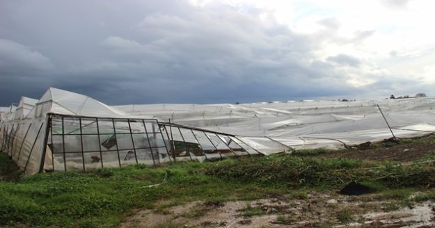 Alanya’da şiddetli rüzgar ve hortum seraları yerle bir etti