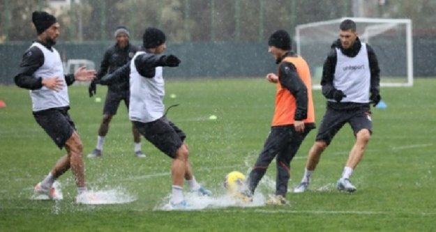 Alanyaspor yağmur altında çalıştı