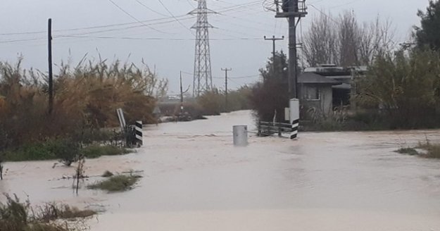 Antalya'da etkili yağış su baskınlarına neden oldu
