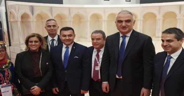 Bakan Ersoy, Alanyalı turizmcilerle buluştu