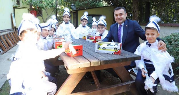 Başkan Yücel çocukların sünnet heyecanına ortak oldu