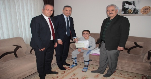 DMD hastası Mehmet Ali'nin karne sevinci