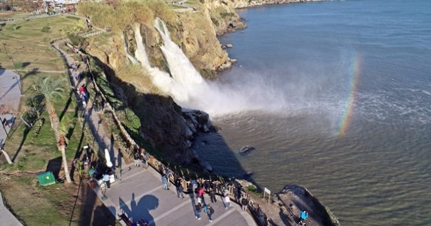 Dünyaca ünlü şelalede renk cümbüşü