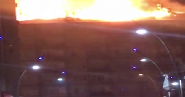 Elazığ’da deprem sonrası bir binada yangın çıktı